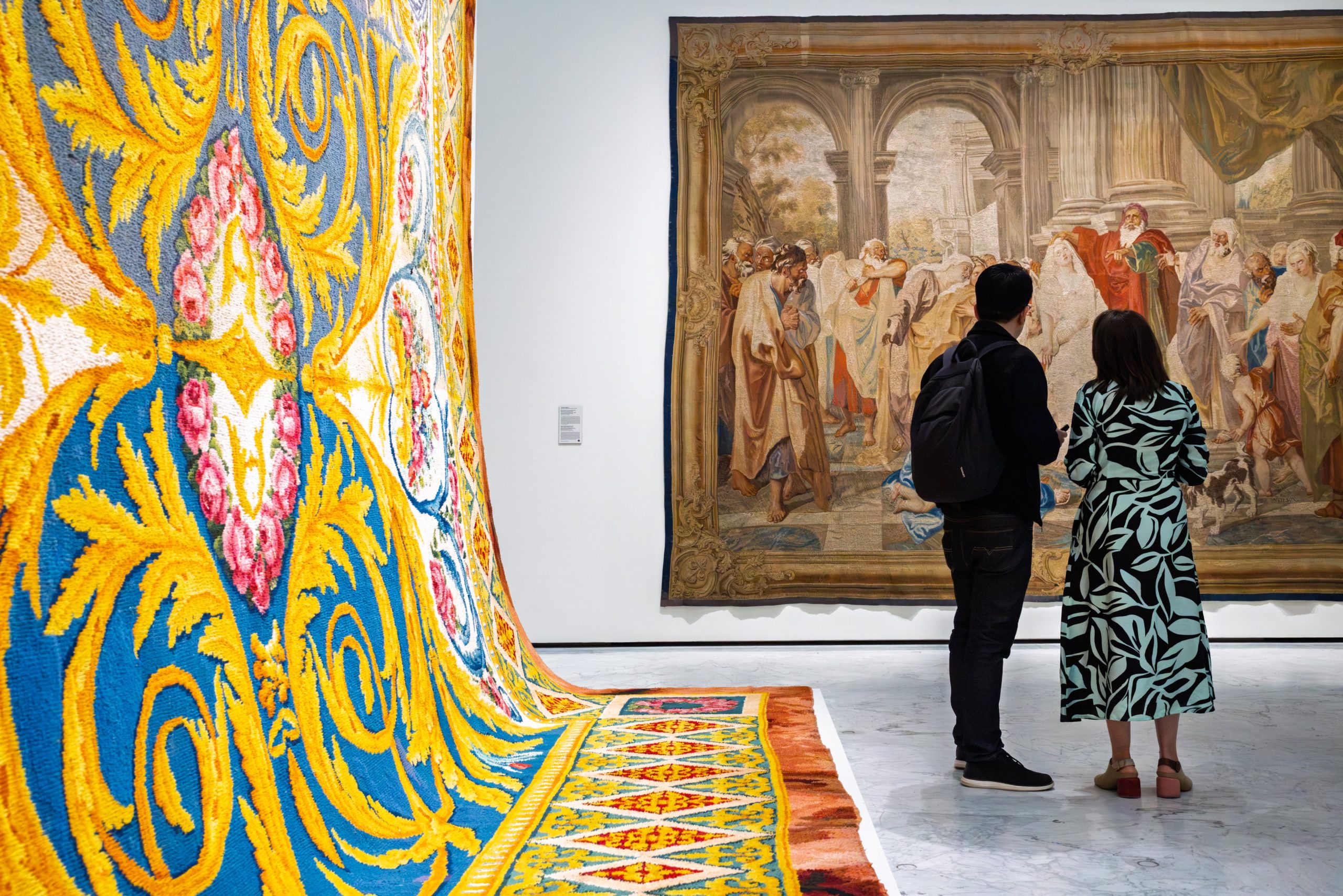 de-los-tapices-barrocos-a-bordados-sobre-manifiestos-feministas:-las-multiples-dimensiones-del-arte-textil