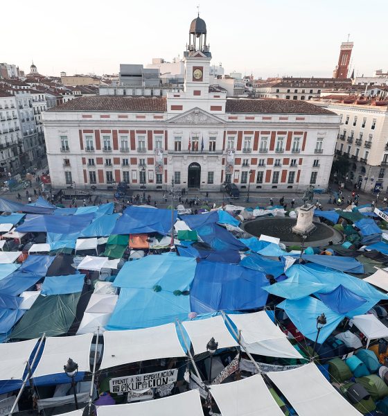 acampada-en-sol-por-la-vivienda,-en-directo-|-continua-la-negociacion-entre-el-psoe-y-sumar-en-moncloa-a-pocos-minutos-del-consejo-de-ministros