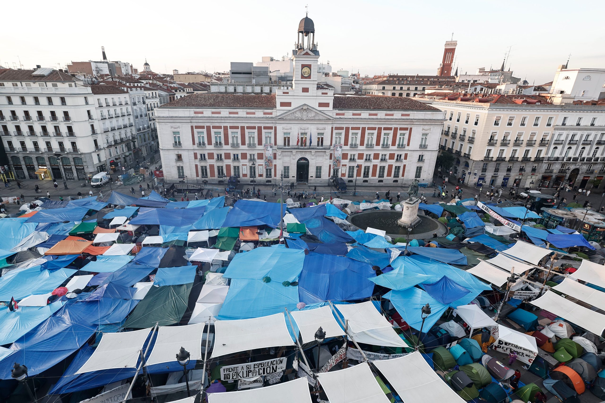 acampada-en-sol-por-la-vivienda,-en-directo-|-continua-la-negociacion-entre-el-psoe-y-sumar-en-moncloa-a-pocos-minutos-del-consejo-de-ministros
