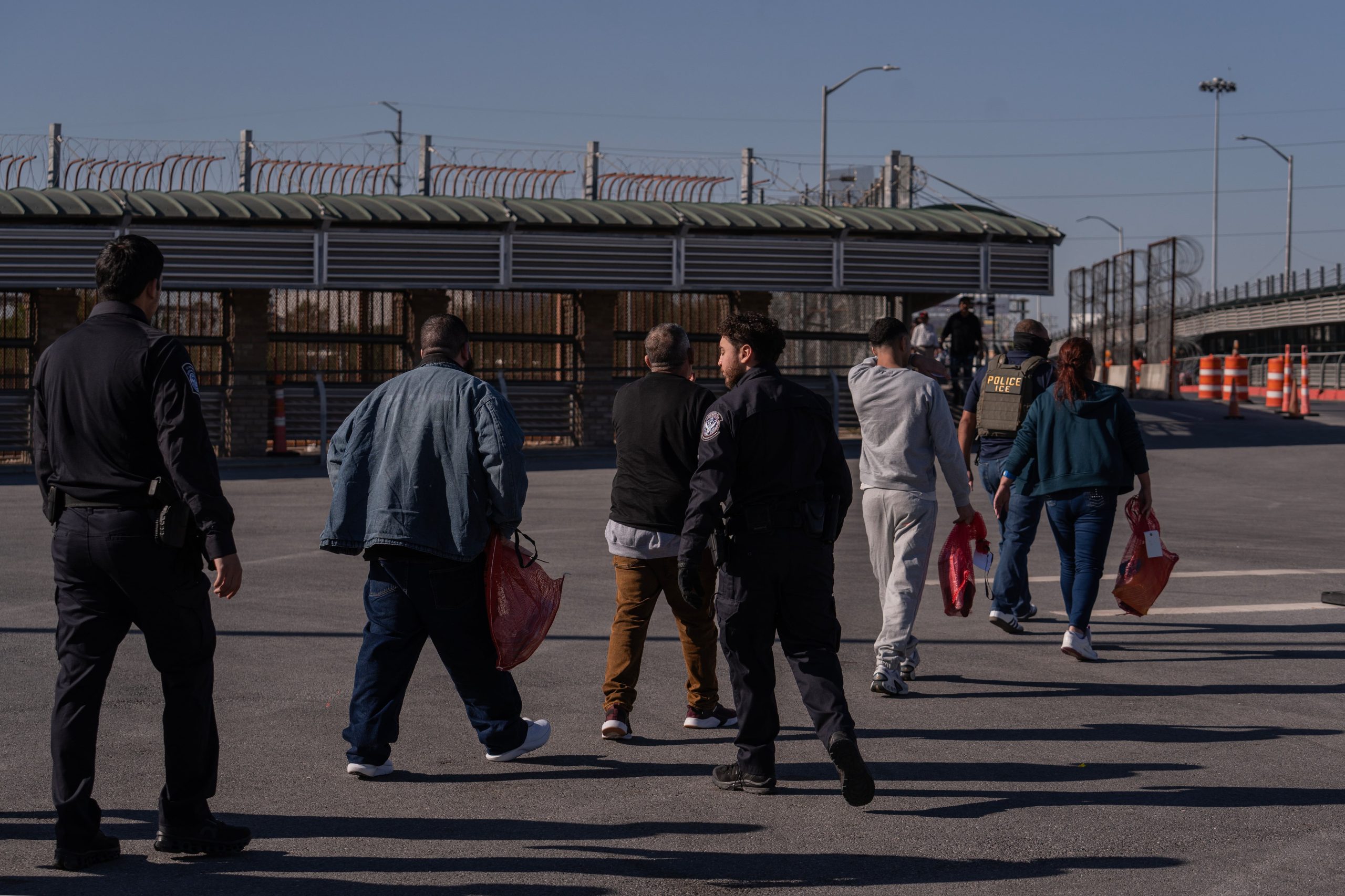 el-tribunal-supremo-permite-a-trump-continuar-las-deportaciones-a-terceros-paises