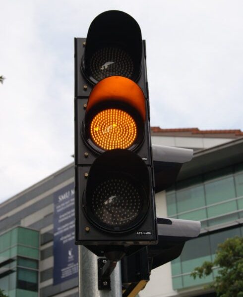 warning-for-drivers-in-spain-as-new-‘flashing-amber’-traffic-light-rule-comes-into-effect-nationwide
