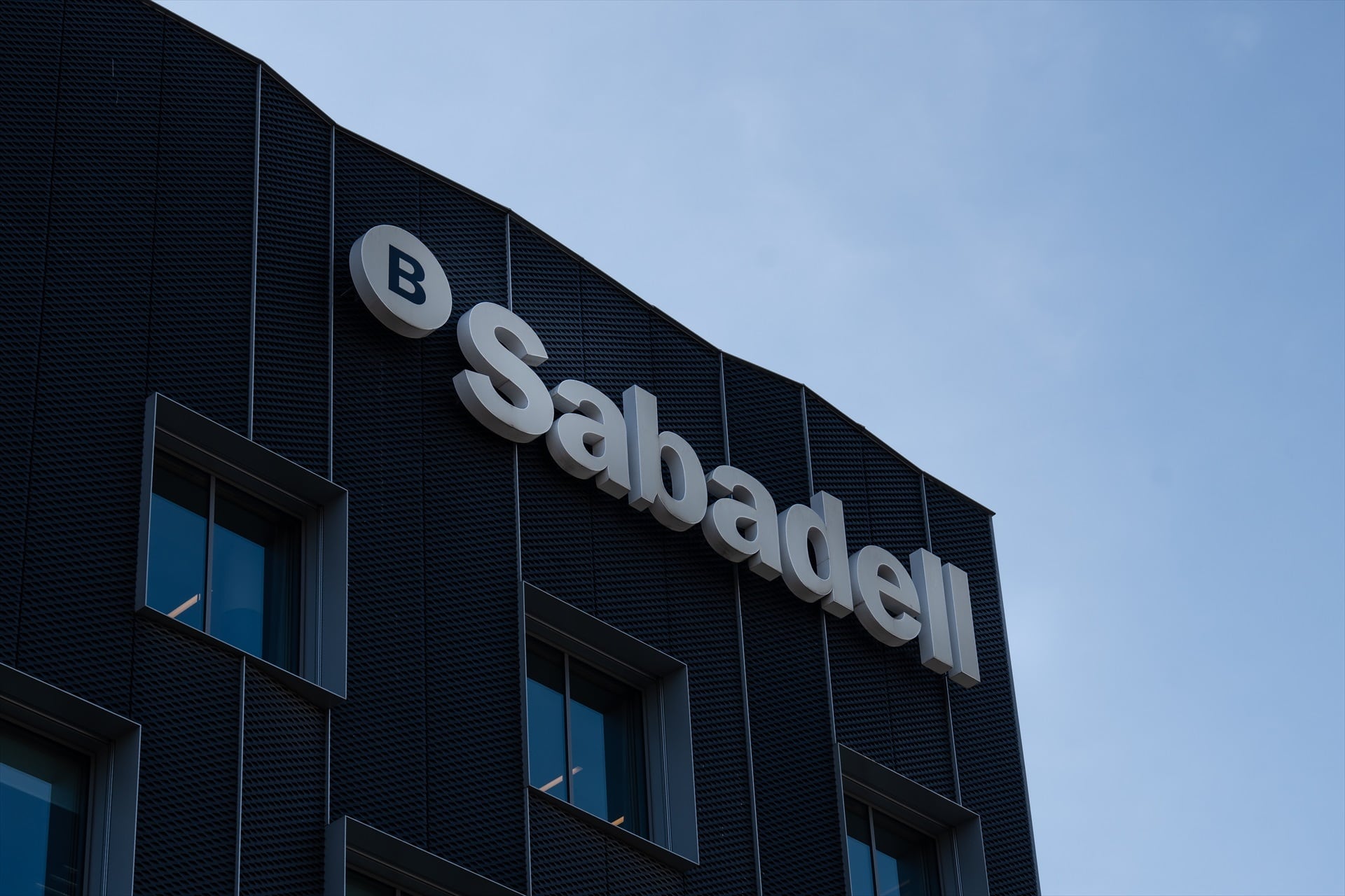 el-sabadell-arma-un-escudo-contra-opas-con-la-venta-de-un-7%-al-banco-frances-bpce