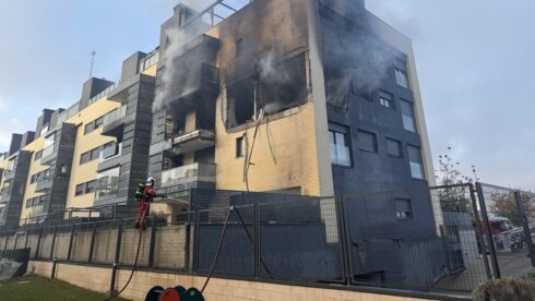 watch:-huge-explosion-rips-through-madrid-flats-–-killing-three-dogs-and-forcing-families-from-their-homes