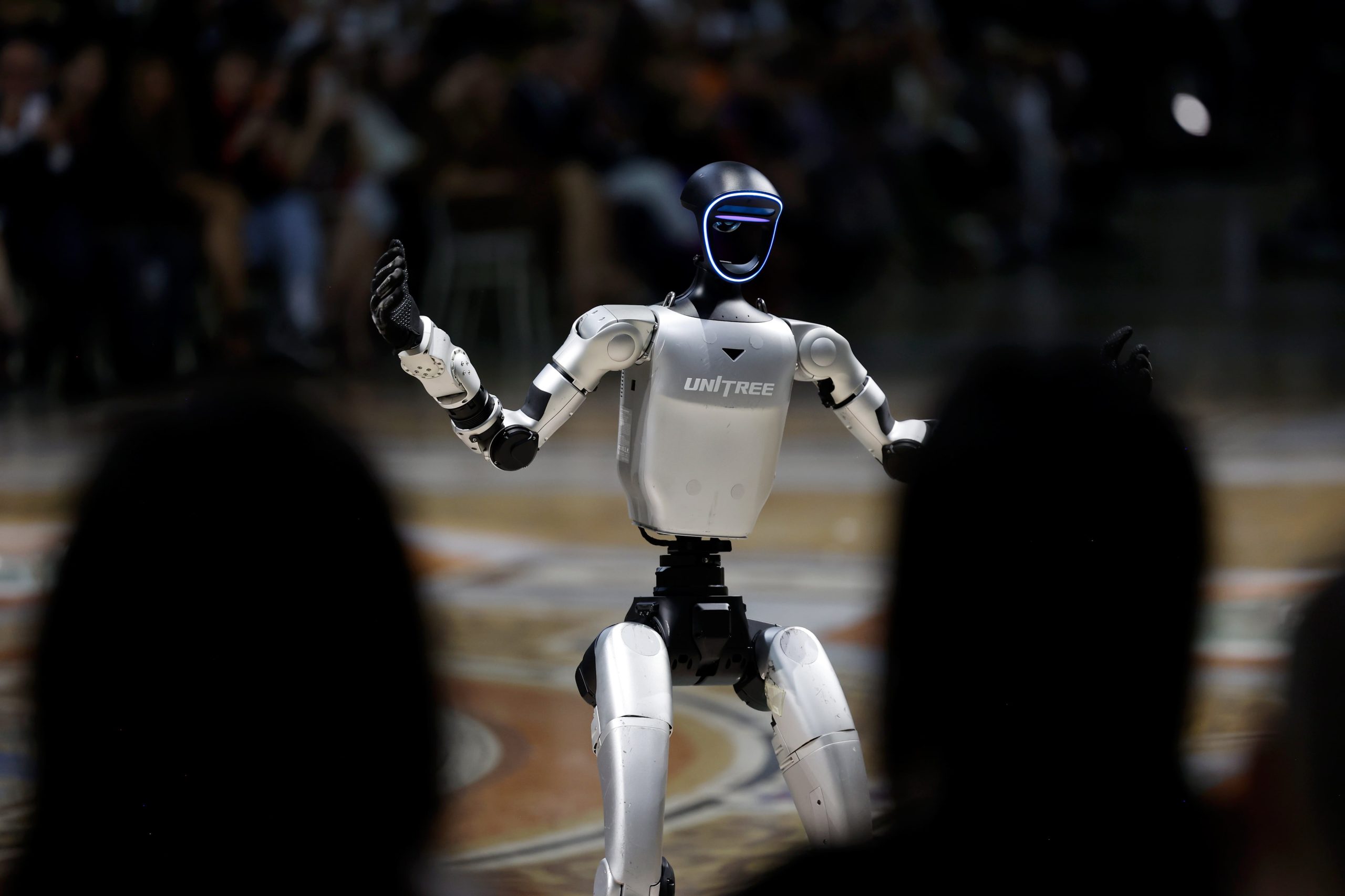 from-charming-toys-to-unsettling-creatures-on-a-catwalk:-when-did-robots-start-to-scare-us?