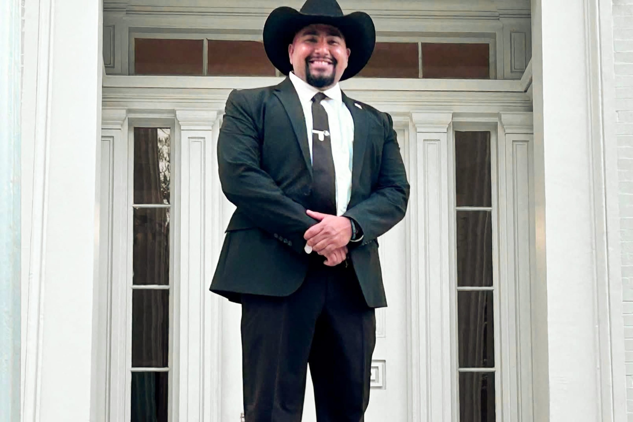 from-police-officer-to-store-employee:-the-life-change-of-a-‘dreamer’-who-turned-in-his-badge