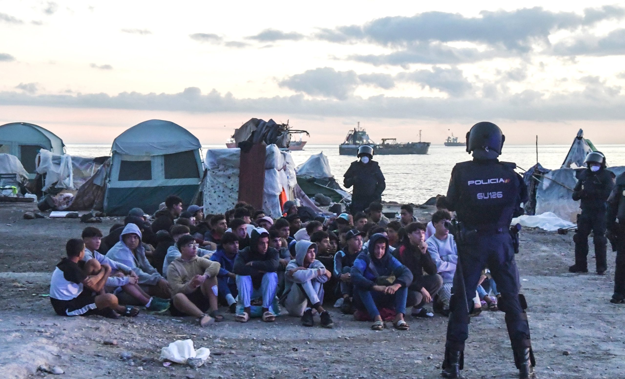 la-policia-se-despliega-en-el-guano-para-desalojar-otro-asentamiento-de-inmigrantes-en-ceuta-48-horas-antes-de-la-visita-de-los-reyes