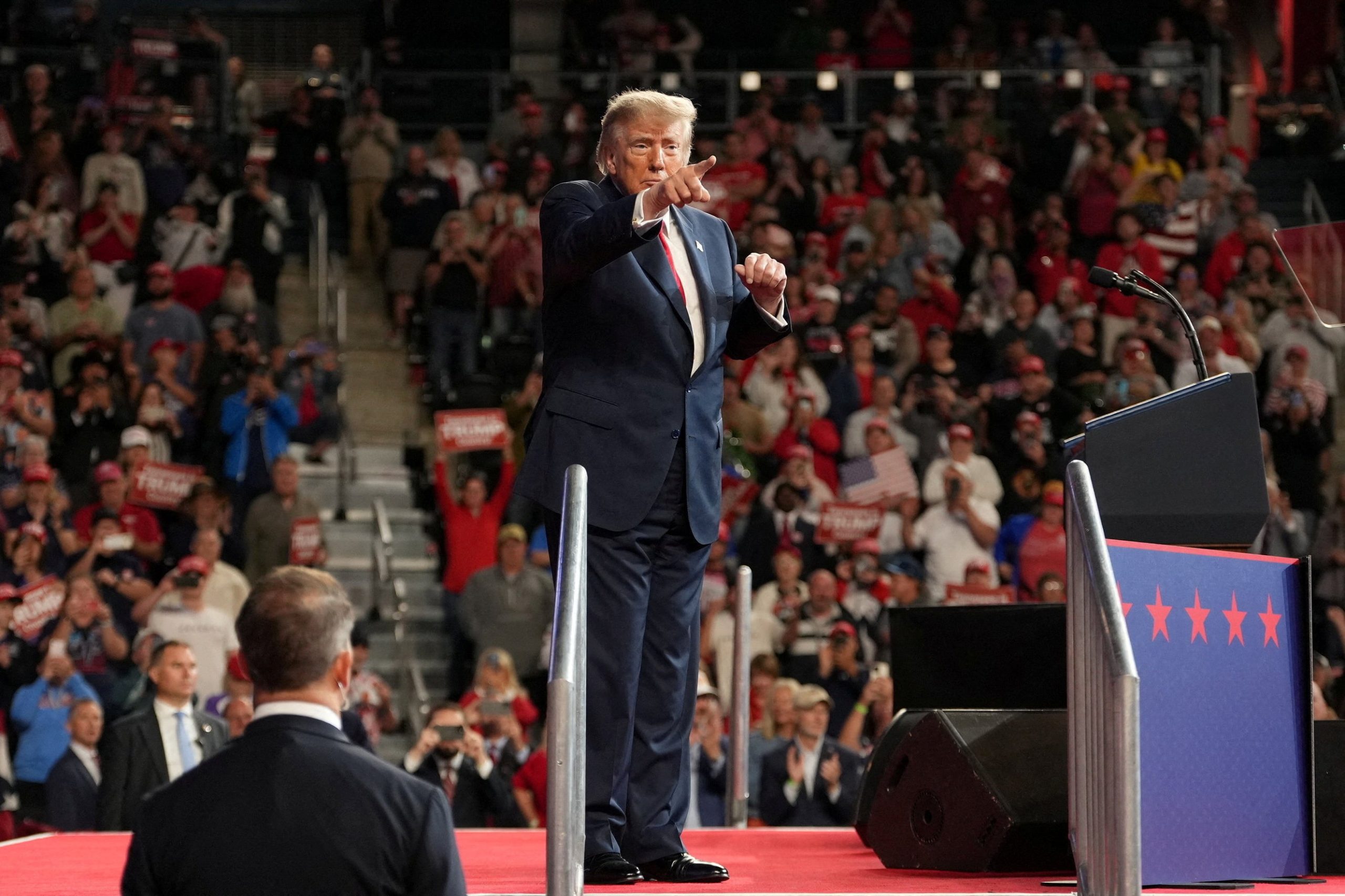 trump:-on-the-defensive-in-the-polls,-uncontrolled-at-rallies