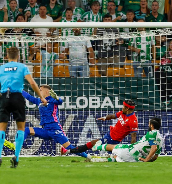 el-betis-de-isco-y-de-morante-golea-a-osasuna-y-es-tercero