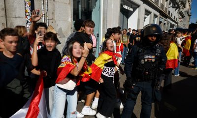desfile-del-dia-de-la-hispanidad-y-reacciones-politicas-en-directo-|-tres-detenidos-y-un-policia-herido-despues-de-que-un-grupo-de-extrema-derecha-increpara-a-los-acampados-de-sol