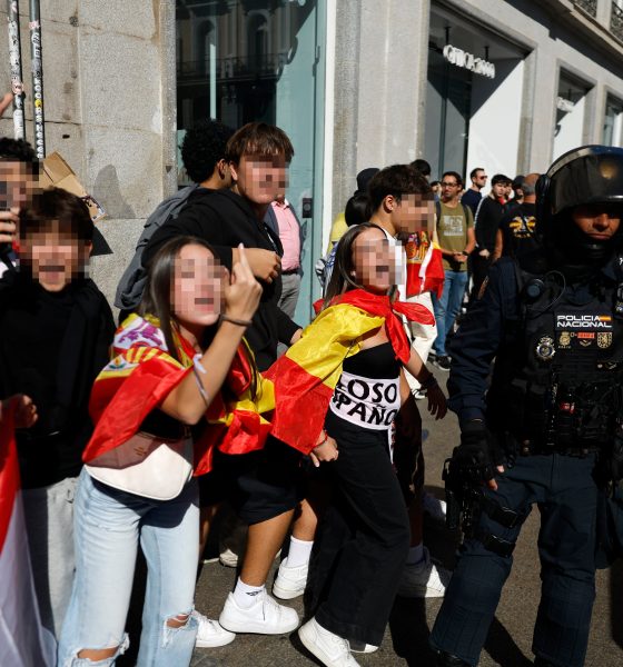 desfile-del-dia-de-la-hispanidad-y-reacciones-politicas-en-directo-|-tres-detenidos-y-un-policia-herido-despues-de-que-un-grupo-de-extrema-derecha-increpara-a-los-acampados-de-sol