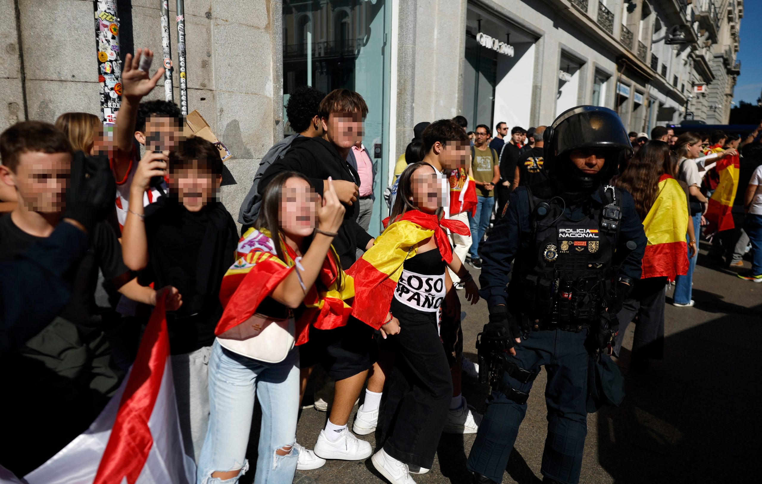 desfile-del-dia-de-la-hispanidad-y-reacciones-politicas-en-directo-|-tres-detenidos-y-un-policia-herido-despues-de-que-un-grupo-de-extrema-derecha-increpara-a-los-acampados-de-sol