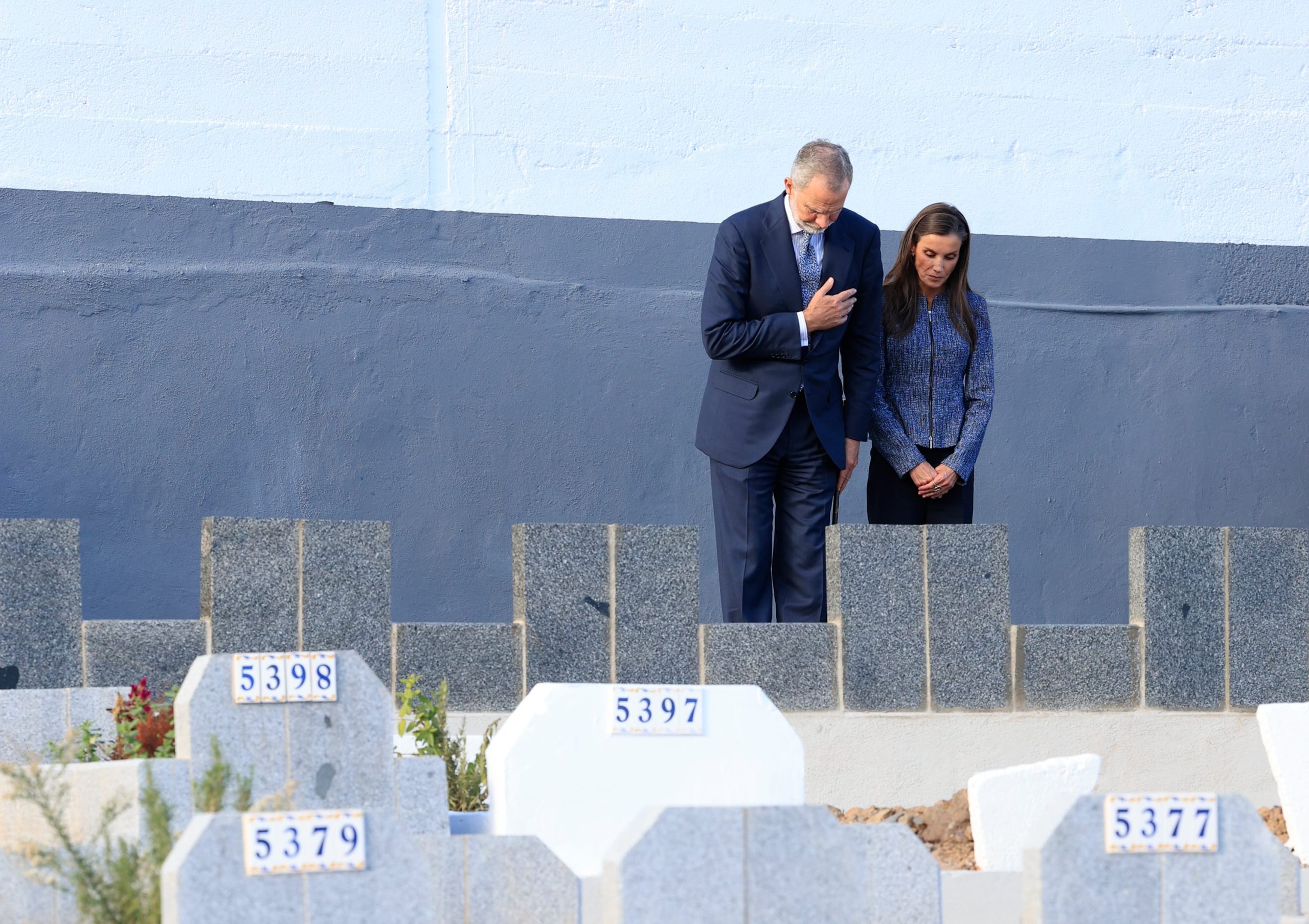 ultima-hora-de-la-visita-de-los-reyes-a-ceuta,-en-directo-|-los-reyes-rinden-homenaje-a-las-victimas-de-la-entrada-masiva-en-el-cementerio-musulman-de-sidi-embarek