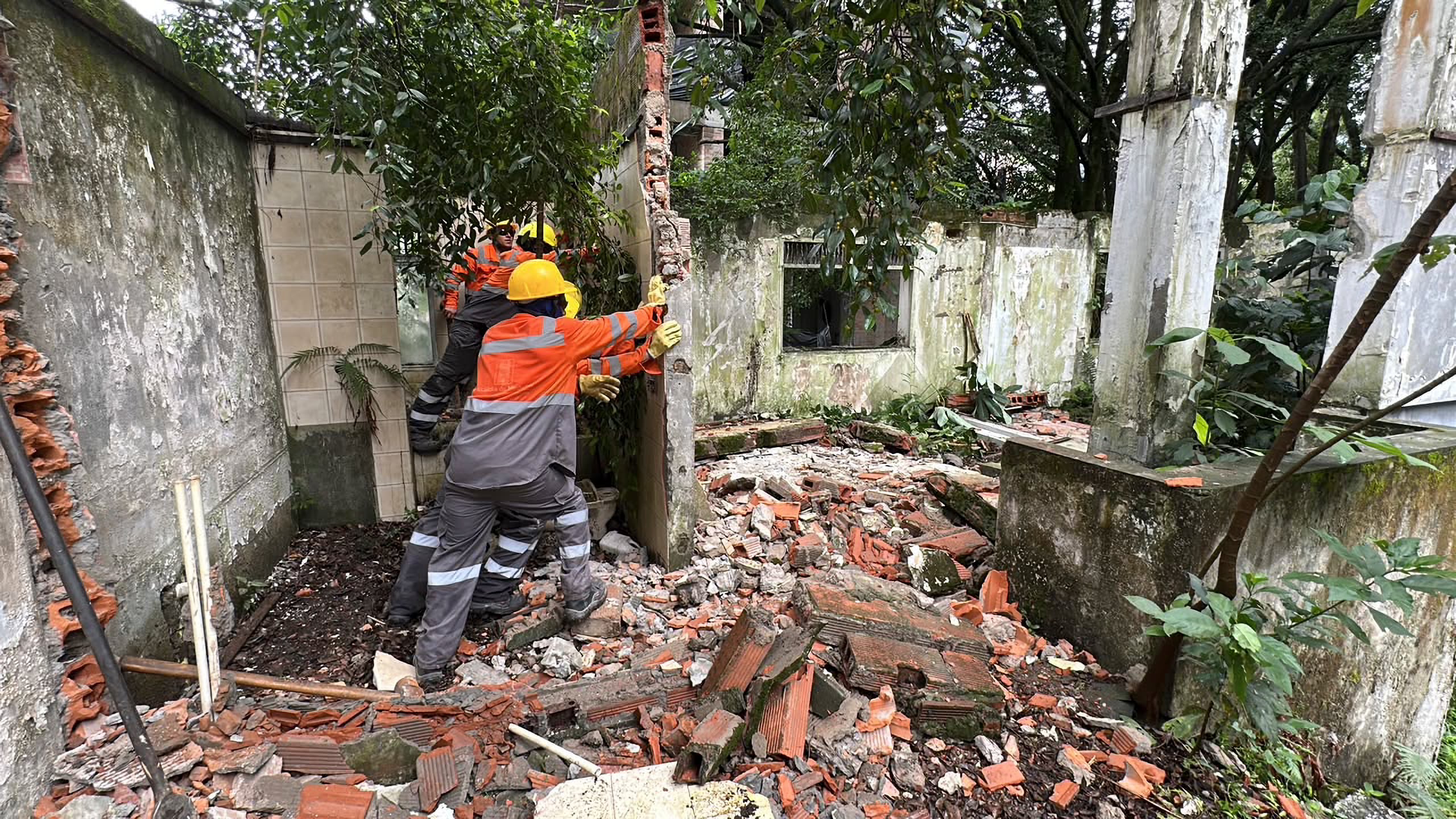 medellin-begins-demolition-of-a-house-owned-by-pablo-escobar-where-alleged-‘satanic-rituals’-took-place