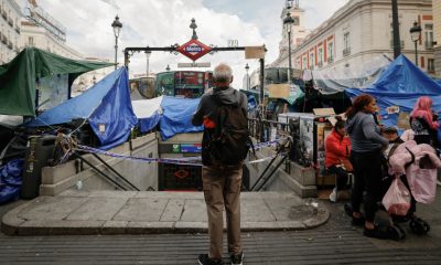 reabre-la-estacion-de-metro-de-sol-tras-el-cierre-de-dos-dias-ordenado-por-ayuso-para-disuadir-a-los-acampados-por-la-vivienda