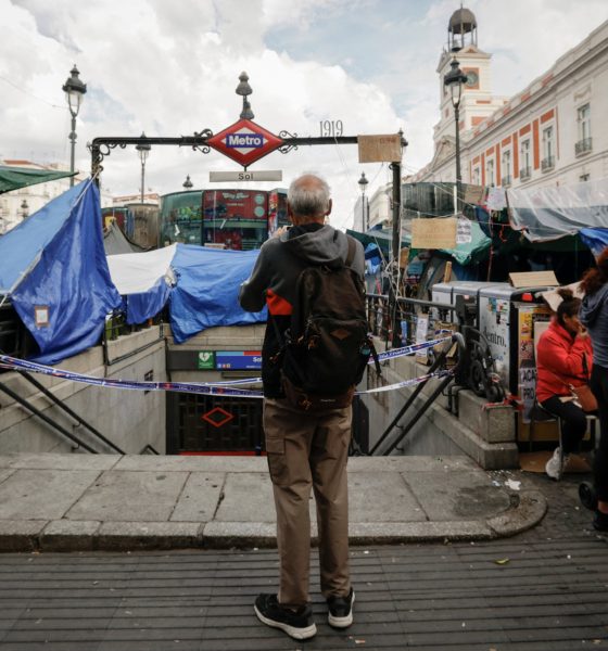reabre-la-estacion-de-metro-de-sol-tras-el-cierre-de-dos-dias-ordenado-por-ayuso-para-disuadir-a-los-acampados-por-la-vivienda