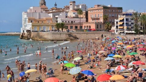 brits-are-heading-to-spain-for-their-holidays-in-greater-numbers-–-despite,-wildfires,-ees-and-inflation