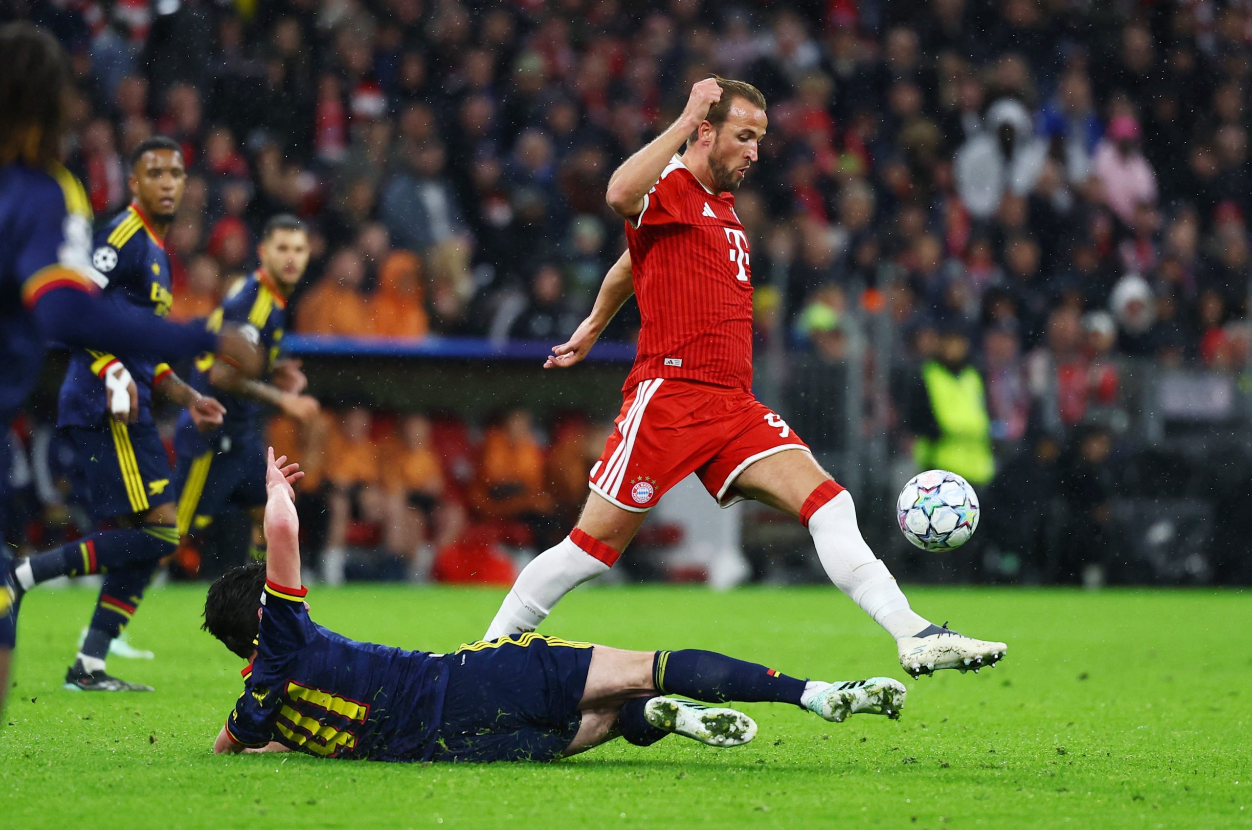 kane-vale-por-todos-los-volantes-del-arsenal-en-el-empate-del-bayern-frente-a-los-ingleses