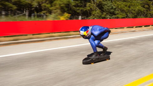 watch:-spanish-man-becomes-fastest-skateboarder-in-history-after-hitting-almost-152km/h-down-canadian-mountain-road