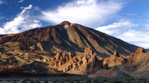 tourists-evacuated-from-luxury-tenerife-hotel-and-mount-teide-closed-as-island-stages-dramatic-volcanic-eruption-drill