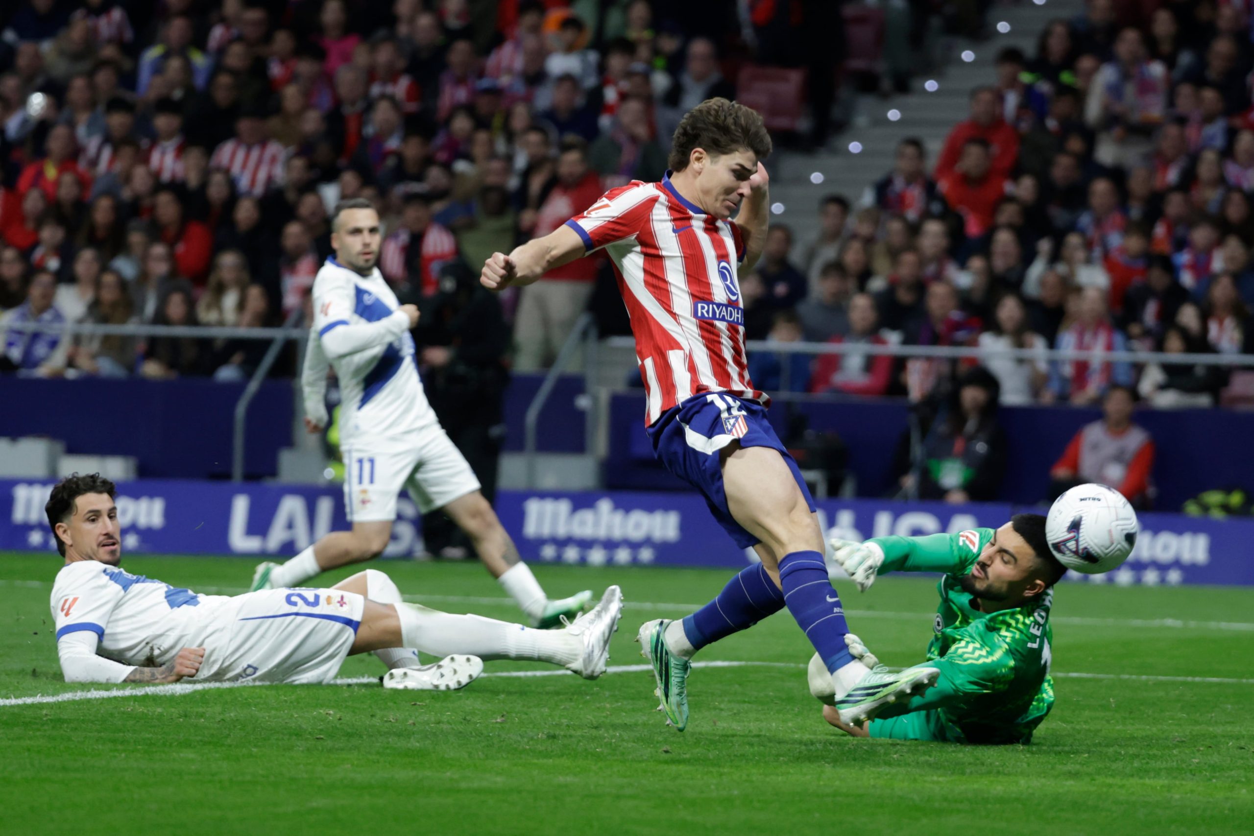 julian-alvarez-reconquista-el-metropolitano-con-el-gol-que-derrota-al-depor-y-pide-perdon-a-la-hinchada-del-atletico:-“entiendo-el-enojo-de-la-aficion”