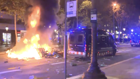 watch:-france’s-student-unrest-spills-into-barcelona-as-hooded-youths-loot-shops-and-clash-with-riot-police-in-placa-de-catalunya