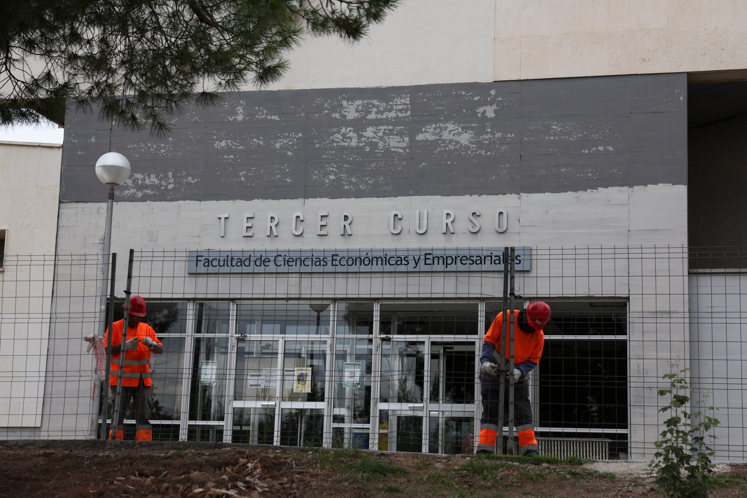 profesores-y-arquitectos-piden-frenar-el-derribo-de-edificios-en-la-complutense-por-su-valor-historico:-“son-un-lugar-de-memoria”