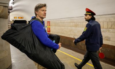 nikolaj-coster-waldau,-jaime-lannister-en-‘juego-de-tronos’,-se-refugia-en-una-estacion-de-metro-de-kiev-de-los-bombardeos-rusos