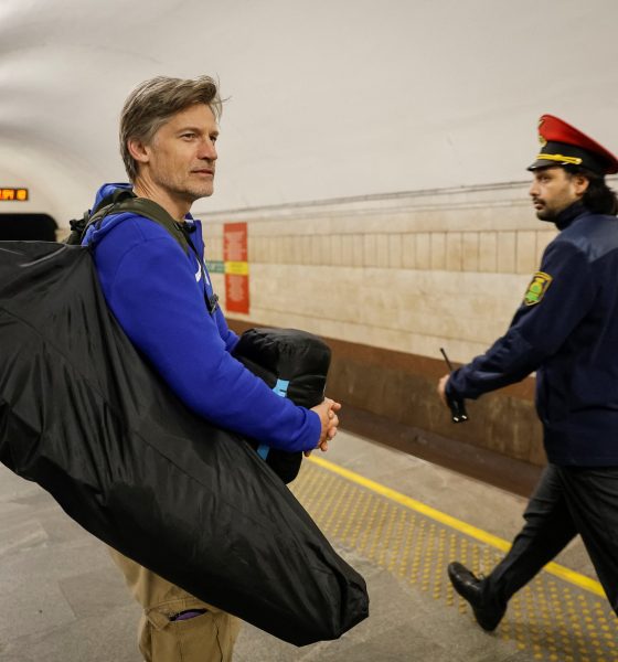 nikolaj-coster-waldau,-jaime-lannister-en-‘juego-de-tronos’,-se-refugia-en-una-estacion-de-metro-de-kiev-de-los-bombardeos-rusos