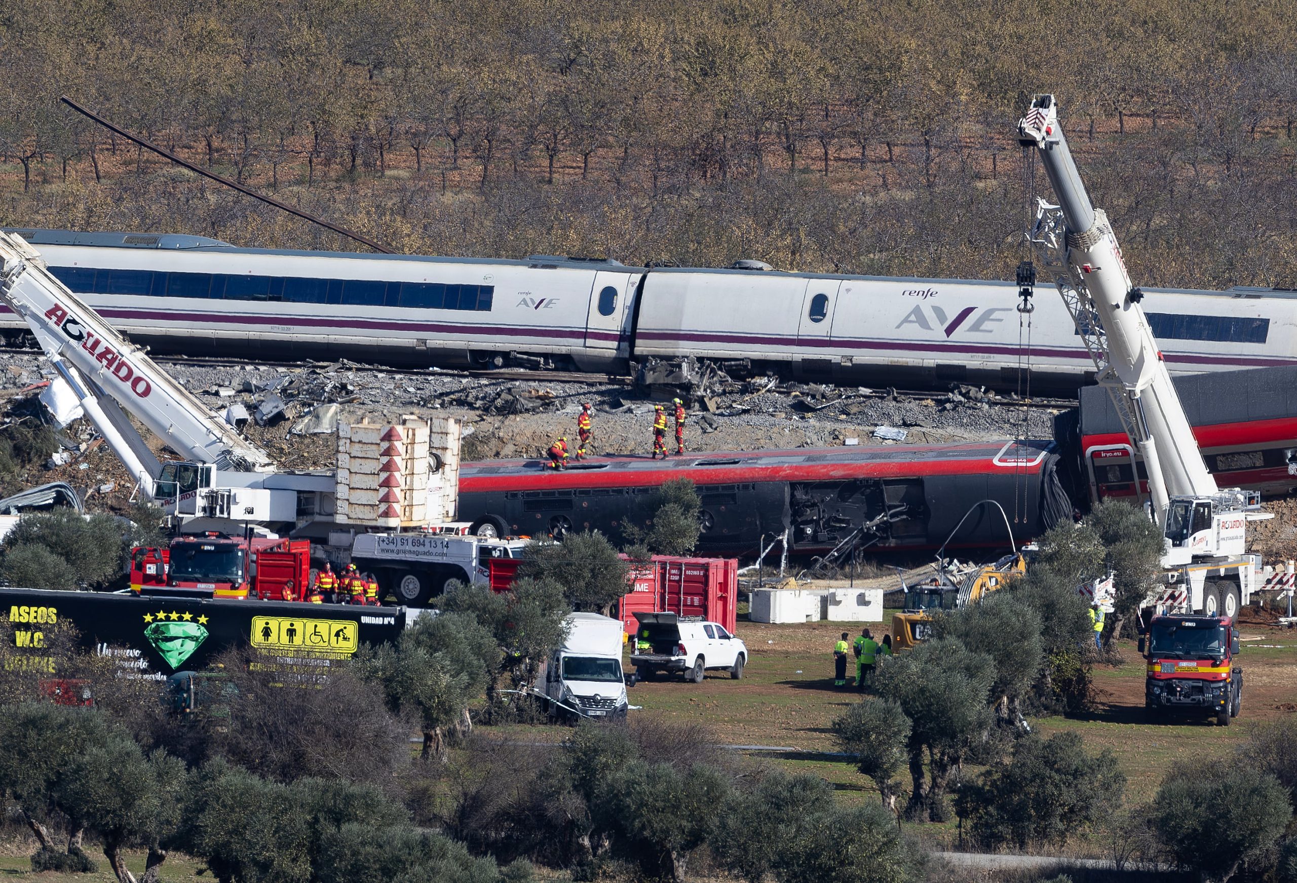 el-primer-informe-tecnico-del-accidente-estima-que-el-ave-circulaba-de-160-a-200-kilometros-por-hora-cuando-choco